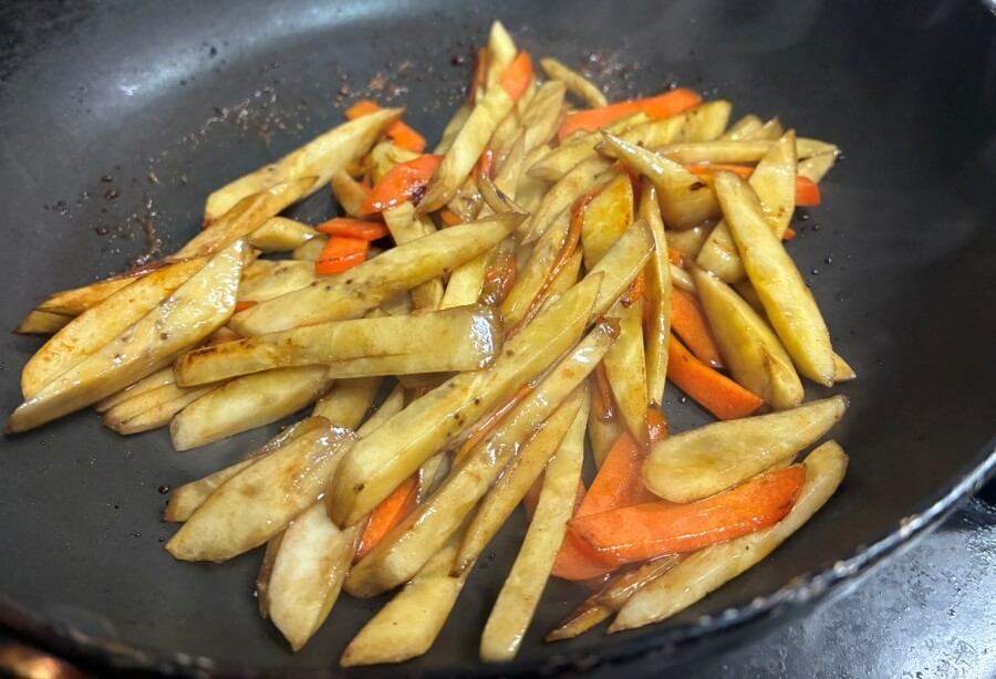 青バナナと人参のきんぴら