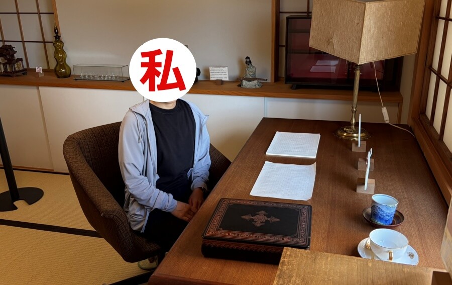 有吉佐和子の机と椅子に座った私
